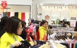Giới trẻ Hà Nội đổ xô đi mua sắm ngày Black Friday